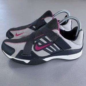 Nike Trainer Slip On Shoe Womens Sz 7.5 Gray Pink Mesh Athletic Gym Sneakers